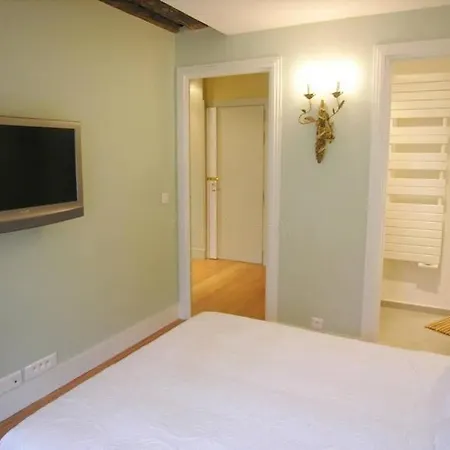 Beautiful 2 Bdrm- In The Heart Of The Marais Apartment *